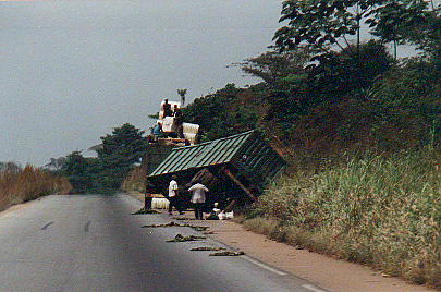Courant sur le bord des routes Ivoiriennes